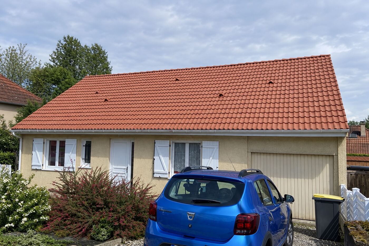 Après rénovation : pavillon avec garage : toiture envahie de mousse, puis remise à neuf