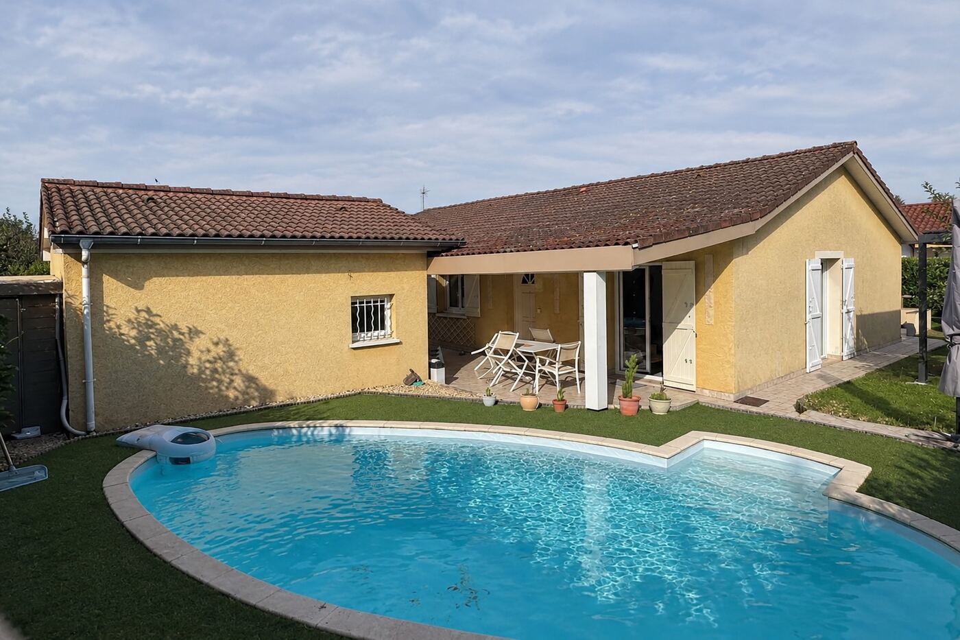 Avant traitement : maison de plain-pied en tuiles béton : du brun délavé au rouge franc