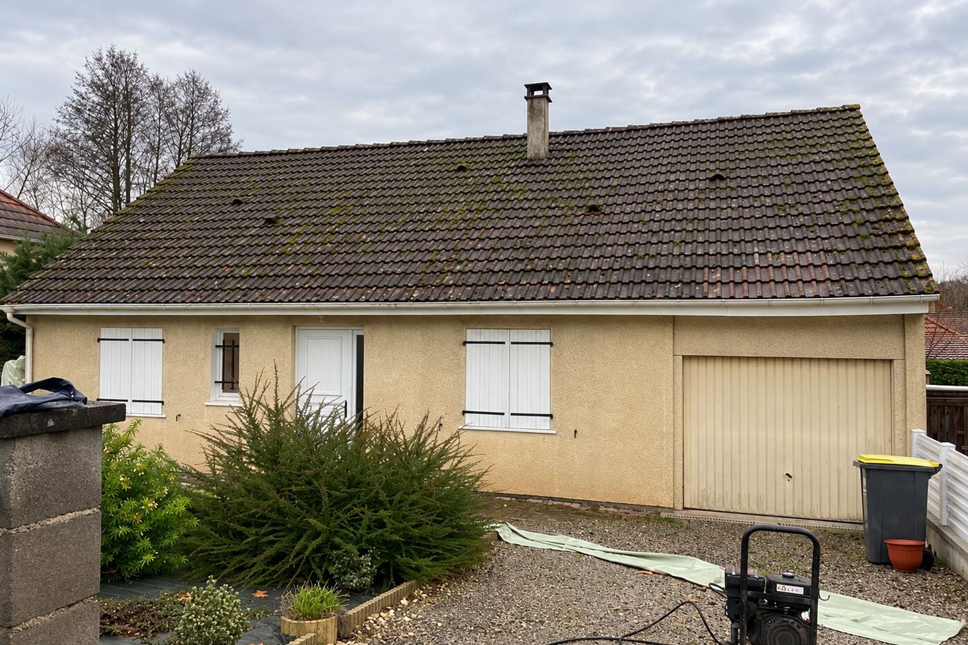 Avant traitement : pavillon avec garage : toiture envahie de mousse, puis remise à neuf