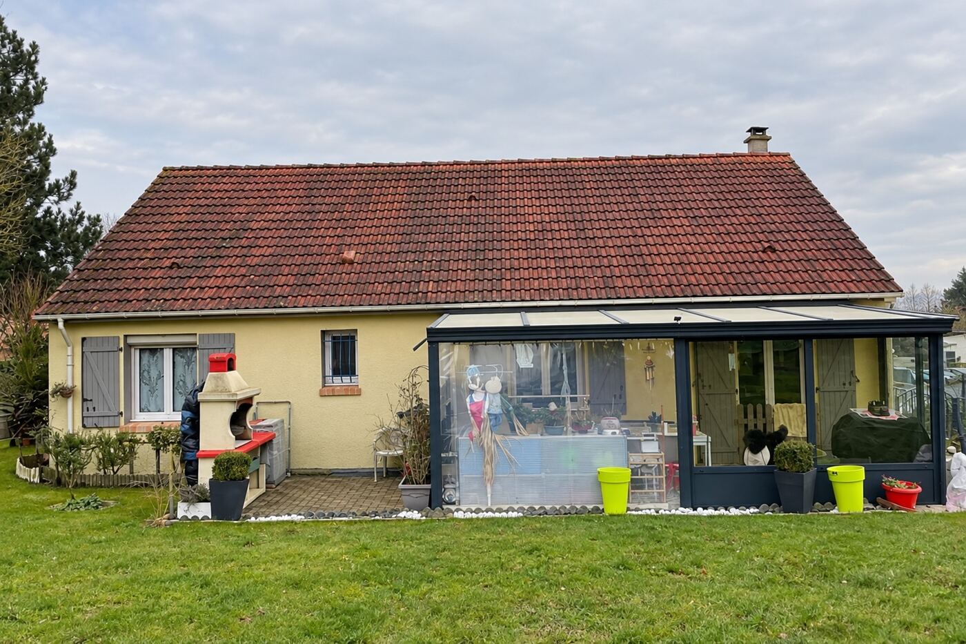 Avant traitement : maison avec véranda : nouvelle teinte ardoise sur toute la toiture